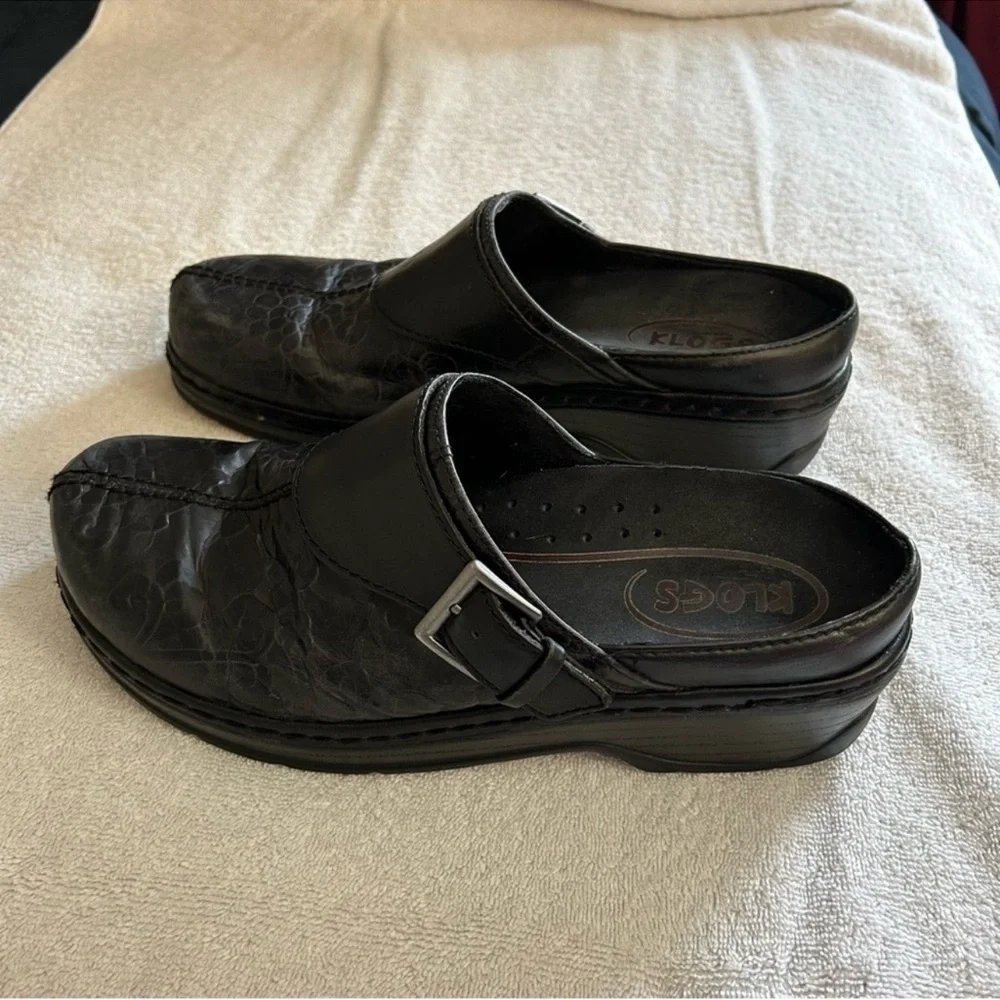 Klogs Women's Black Patterned Slip-On Clogs - Picture 3 of 8